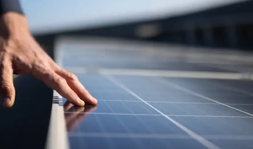 Photo a solar panel with a hand touching it