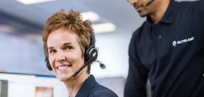 Deux ingénieurs travaillant devant des écrans